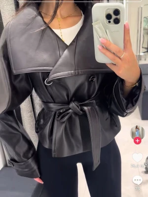 Svart skinnjacka med bälte från mango  - Trendig svart skinnjacka, använd 4 gånger . Inga tecken på skador.  Priset kan diskuteras 