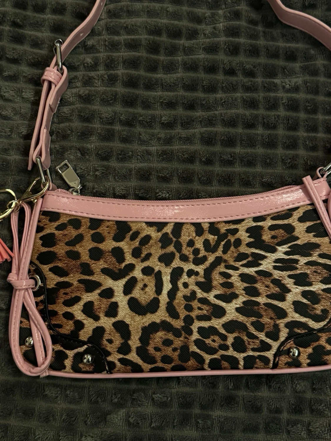 Leopardmönstrad handväska med rosa detaljer - 1