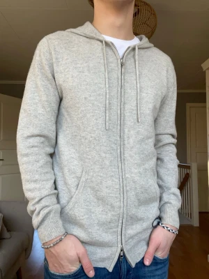 John Henric cashmere hoodie – 100% kashmir – storlek M - Lyxig hoodie från John Henric i 100% kashmir. Väldigt mjuk och bekväm med stilren design – perfekt både till vardag och mer uppklädda outfits.  • Märke: John Henric • Material: 100% kashmir • Storlek: M • Färg: Ljusgrå • Skick: Väldigt fint skick  Nypris ligger runt 1500–2000 kr. Säljes pga garderobsrensning.  Skickas alltid samma dag!