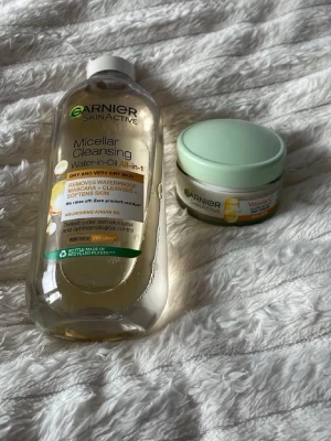 Garnier rengöring & ansiktskräm - Säljer ett set från Garnier med Micellar Cleansing Water-in-Oil All-in-1 för torr och mycket torr hud samt en Vitamin C ansiktskräm. Rengöringen tar bort vattenfast smink och mjukgör huden. Båda produkterna kommer i plastförpackning med gröna och vita detaljer. Använt fåtal gånger. 