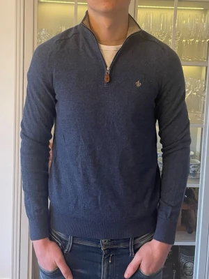 Blå Morris Halfzip - S - Jag säljer den här riktigt snygga Morris halfzipen i modellen Merino John Zip. Den är i storlek M men upplevs mer som S. Tveka inte att höra av er!