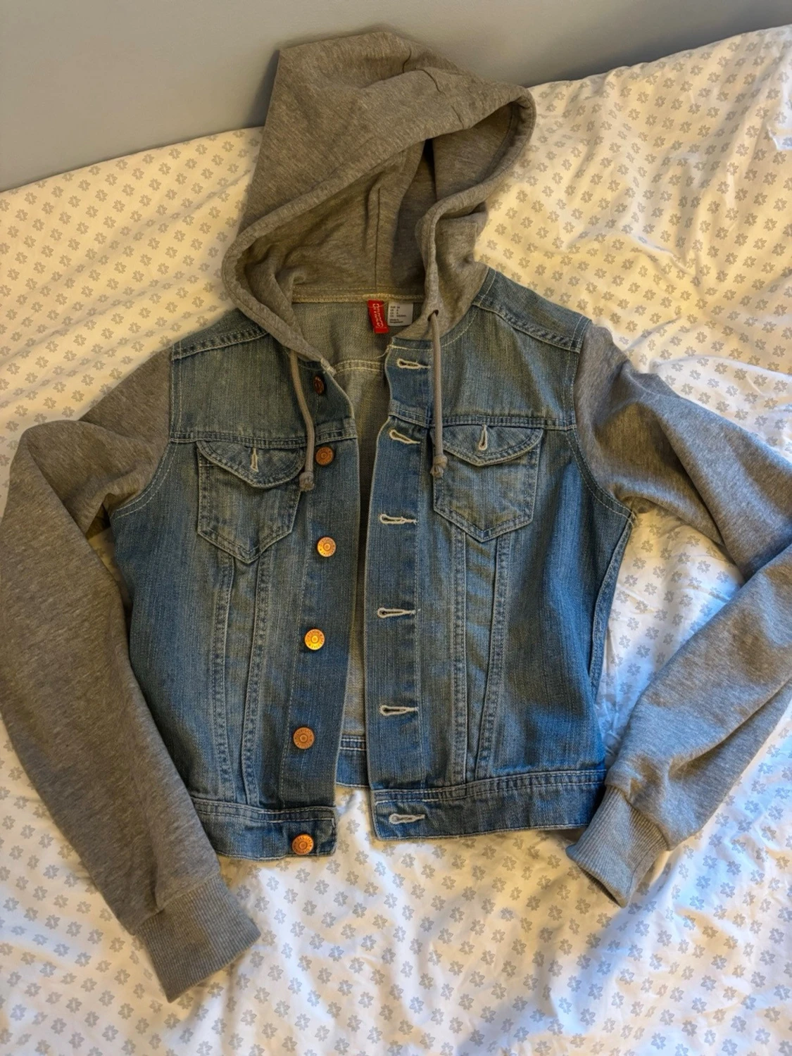 Jeansjacka med grå hoodieärmar