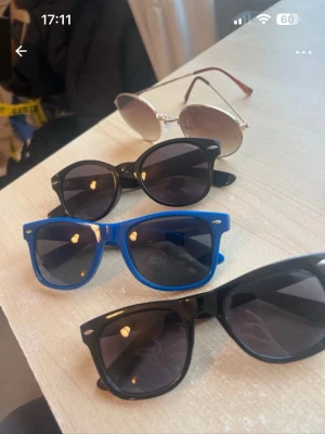 4 st solglasögon - Köpta i Danmark, okänd säljare