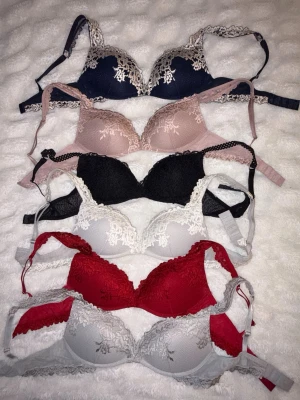 Byte intimissimi BH - (SKRIV PRIVAT FÖRST) Intresserad av byte mot intimissimi pretty flowers Balconette Sofia modellen i 75B/75C!!!! Alla dessa är alla i gioia super push up modellen, alla är i 75C och i mycket bra skick! Ingen har lappen kvar för att jag tycker det är obekvämt men jag är 100% säker på storlekarna. Hör av dig om du är intresserad av byte och vilken du vill byta med