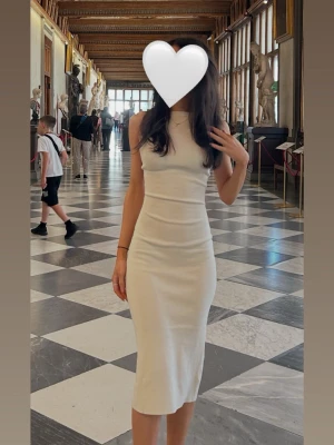 Creme klänning Bik Bok  - Open back och slit 🤍