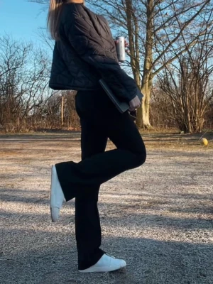 Svarta utsvängda kostymbyxor - Snygga svarta kostymbyxor med utsvängda ben och låg midja från bik bok. Storlek 34🩷