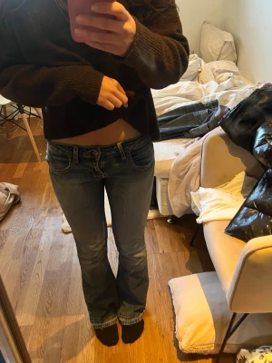Blå bootcut jeans med låg midja - Säljer ett par blå bootcut jeans med låg midja!! Storlek 25