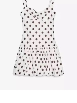 Prickig klänning Zara  - Populär klänning som inte kommer till användning💕💕