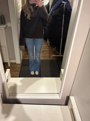 Snygga jeans  - Jeans från Lee, superbra skick. Strl W28 L31, passar mig som är ca 170 och vanligtvis bär S, tyget är stretchigt🩷  MÅTT Innerbenslängd: ca 77cm Midjemått tvärs över: 38cm Midjehöjd: ca 21cm Över låret: 17cm   