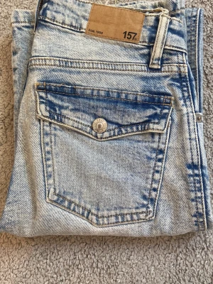 Bootcut ljusblåa Jeans  - 90s boot ljusblåa jeans från Lager 157, lite slitna längs ner ( ända täcket på användning ), skriv vid frågor! 💕XS full lenght 