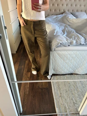 Gröna sammet byxor - Säljer dessa gröna baggy sammet byxor. Byxorna är från NAKD och är i storlek 36.