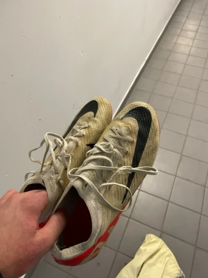 Nike Mercurial Air Zoom fotbollsskor - Säljer ett par Nike Mercurial Air Zoom dessa har i bra skick inga fel på dom ba en tvätt behöves säljs knappt jättesvåra och få tag på, funkat för både gräs och konstgräs 