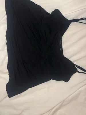 Svart linnetopp från Lindex - Säljer en enkel och stilren svart linnetopp från Lindex. Den är lite omlot , man ser det inte så tydligt i bilden men om man zoomar in så ser man!