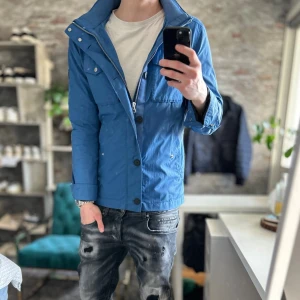 J.lindeberg field jacket - Mycket bra skick, inga defekter! Passar dig som är mellan 175-185cm ungefär. Nypris ca 3000kr. Modellen är 185 cm, 75kg. Passar bra nu till våren! Skriv för mer information!🤝