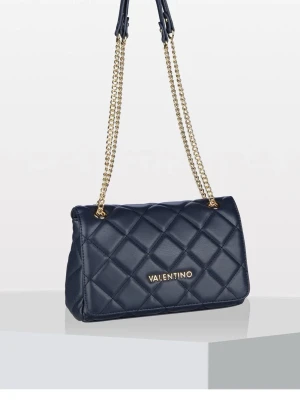 Mörkblå quiltad axelväska Valentino - Snygg mörkblå axelväska från Valentino med quiltat mönster och guldfärgad kedjerem. Väskan har en stilren rektangulär form och logotyp i guld framtill. Perfekt för dig som vill ha en trendig och elegant accessoar i konstläder. Köpt från zalando 