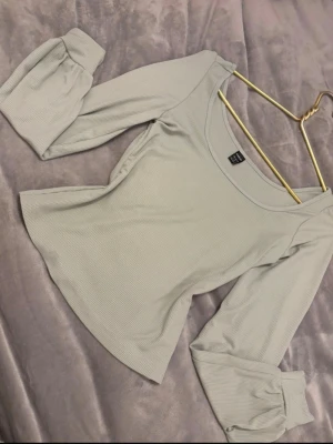  ribbad topp - . Toppen har en figurnära passform och är tillverkad i ett mjukt, stretchigt material som sitter bekvämt. Perfekt att styla med jeans eller kjol.