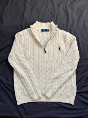Vit kabelstickad tröja Polo Ralph Lauren - Tjena! Saljer nu denna Ralph lauren kabelstickade tröjan. Färgen är vit/offwhite. Skicket är 10/10 Inga fläckar eller så. Storlek XS, men sitter mer som en S skulle jag säga. Priset kan diskuteras vid snabbaffär. Vid frågor kontakta gärna! Mvh