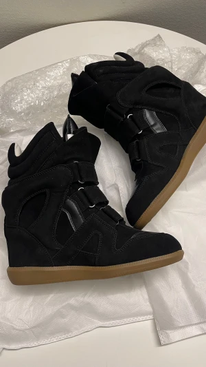 Isabel marant skor  - 💕!. helt nya  oanvänd skick  med dustbag och bubble wrap, ( ingen box och ingen kvitto) fick de som present! Kan gå ner i pris vid snabbfär! hör av dig för mera bilder eller om du har funderingar  