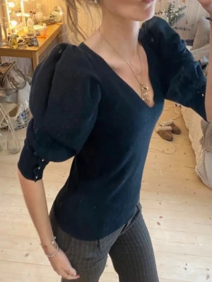 Trekvartsärmad topp med puffärmar  - SÅÅ snygg