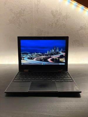 Lenovo 300e Chromebook GEN 2 - Batterihälsa 98% - Vikbar 360°-design gör att du enkelt växlar mellan laptop och surfplatta. Touchskärm ger modern och smidig användning. Chrome OS är snabbt, stabilt och startar på sekunder. Knappt använd, fullt fungerande och återställd. Hög batterihälsa som räcker hela dagen. Mindre ytliga repor finns, därför nedsatt pris – påverkar inte funktionen. ✔ Mycket gott skick ✔ Tillverkad 2022 ✔ Batterihälsa 98%  ✔ Laddare ingår Kan skickas eller hämtas 🌟