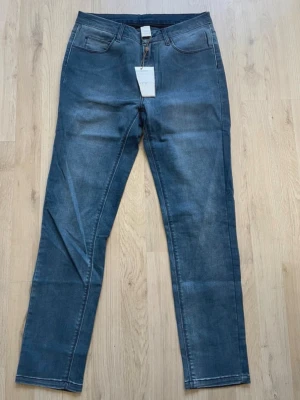 Blå jeans från VILA - Se bilder