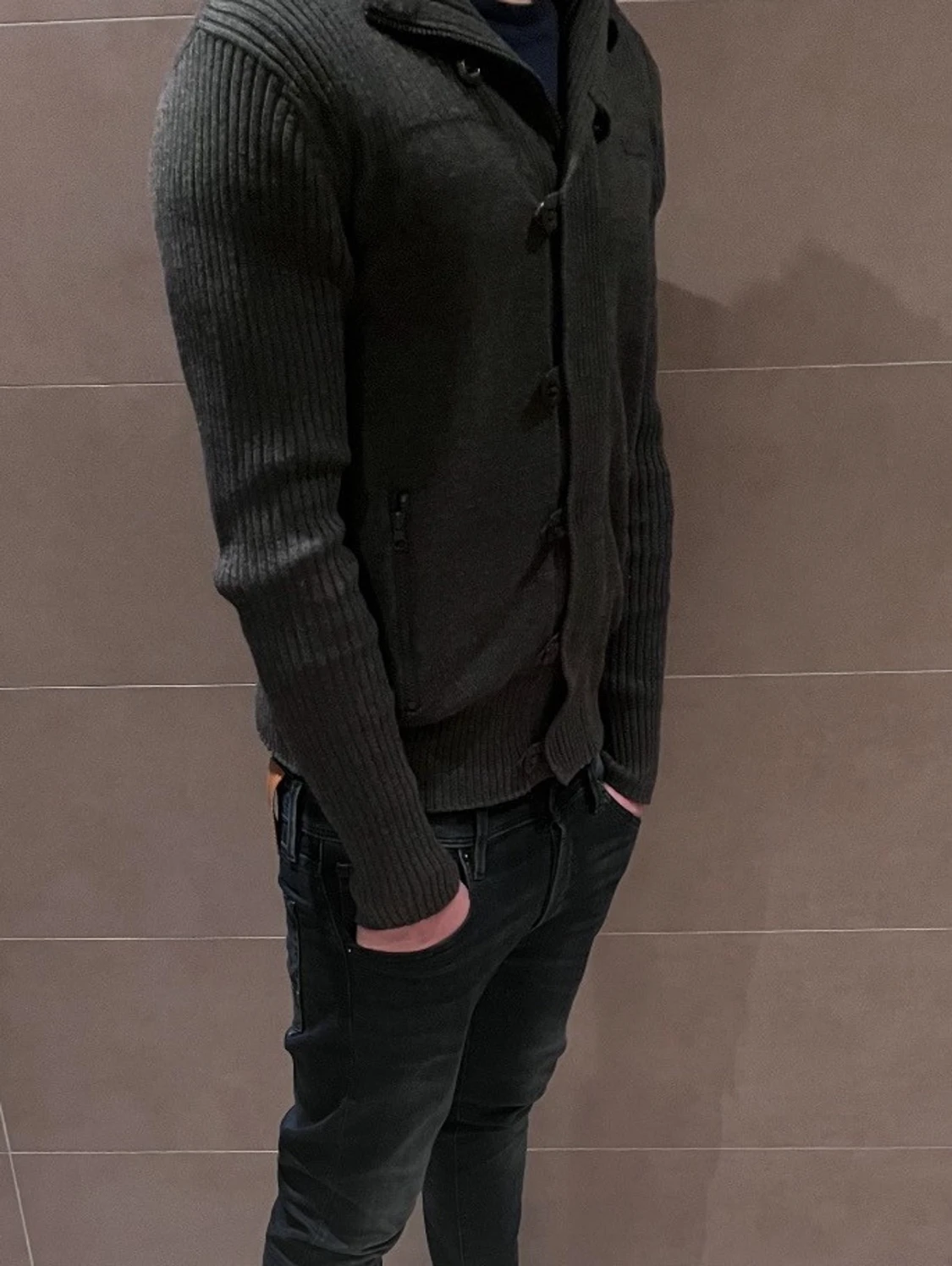 Mörkgrå kofta med knappar