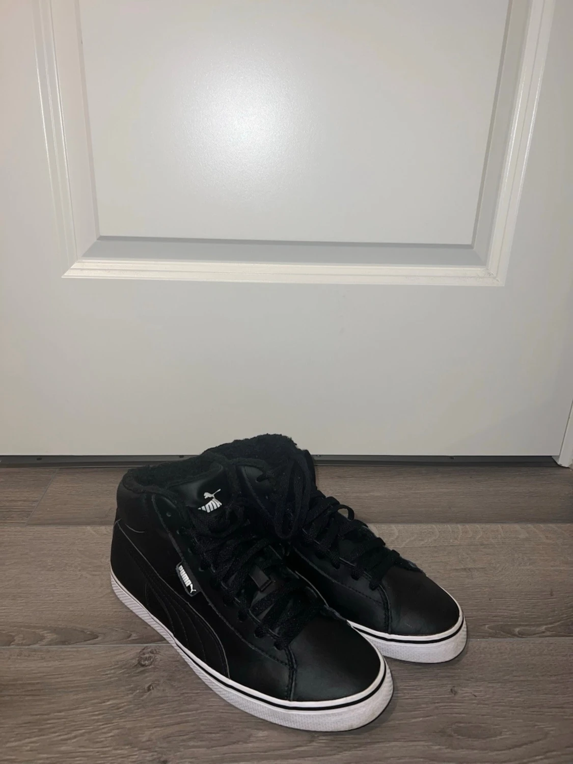 Svarta Puma sneakers med vita sulor