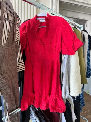 Röd blus med volang och spetsdetaljer - Superfin klänning från Nelly 