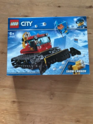 LEGO City Snökanon  - LEGO City set 60222 Snökanon med röd och svart pistmaskin, gula detaljer och minifigurer. Byggsats i plast med coola vinterdetaljer och tillbehör som skidor och snökanon. Perfekt för dig som gillar att bygga och skapa egna vinteräventyr.