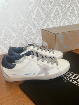 Golden goose skor - Golden goose skor storlek 39 passar även 38! Skorna är helt nya och oanvända. Nypris ligger runt 4200 på deras hemsida. Äktenhetskapet kan skickas vid behov✅