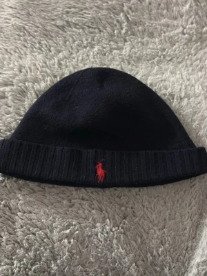 Mörkblå mössa från Polo Ralph Lauren - Snabb äffer = snabb pris 