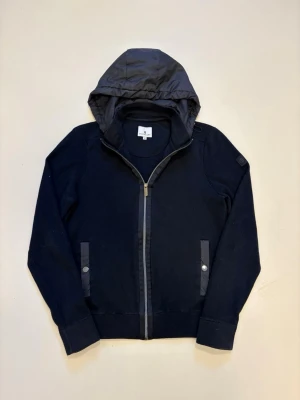 Marinblå cardigan jacka - Marinblå cardigan hybrid jacka ifrån state of art med avtagbar luva //  Storlek M //  Mycket bra skick //  Skriv vid minsta fråga eller fundering