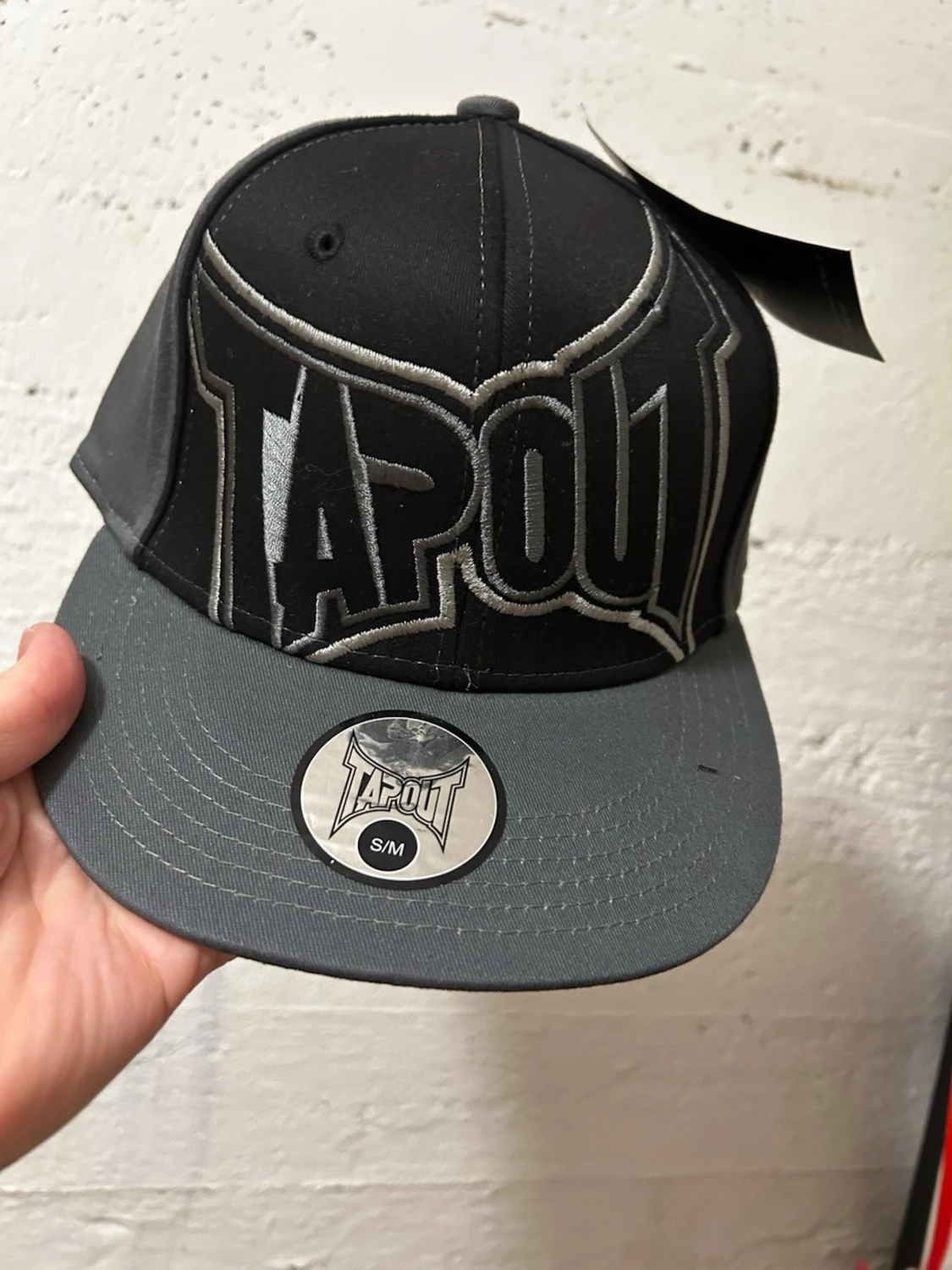 Svart och grå keps från Tapout