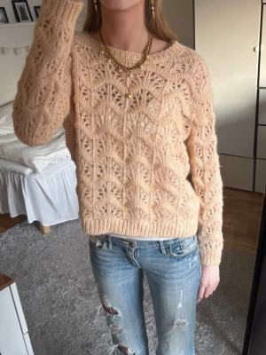Aprikos stickad tröja med mönster - Fin aprikos tröja med mönster som passar perfekt till våren!💕