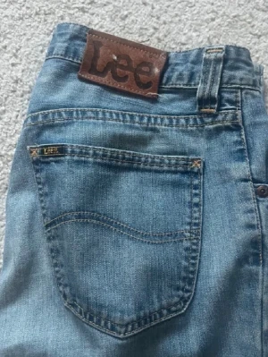 Blå bootcut jeans från Lee - Midjemått 38 cm har rytt litet hål på knät som säkert går att laga snyggare 💕