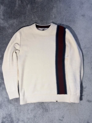 Vintage tröja - Säljer denna sjuka vi steg tröjan i stl M. Passar dig som bär M-L med perfekt passform. Är 190 cm och väger 80 kg men är lite liten på mig. Samma mönster finns även i ärmarna och vid midjan. Hör av dig 👋🤝