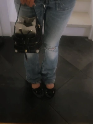 svart cool väska  - cool svart väska, köpt på plick för ungefär 3-2 veckor sedan och kommer inte till användning, hör av er vid funderar  (inklusive axelbanden)