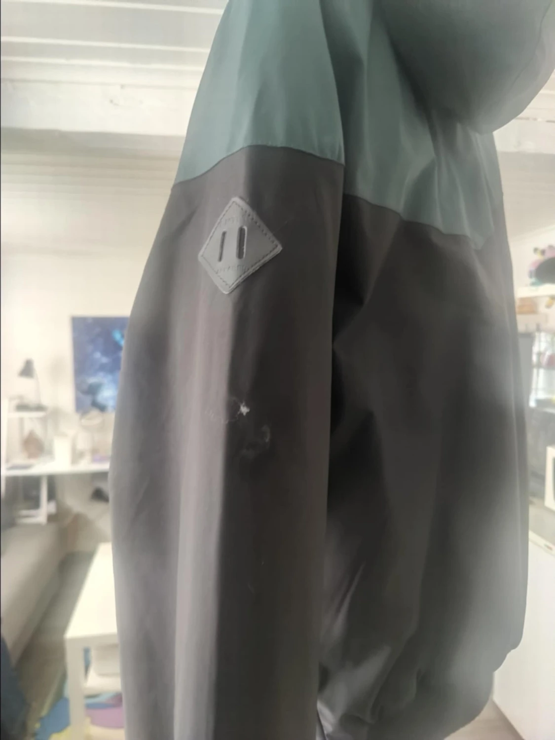 Svart och mörkgrön vindjacka med huva - 2