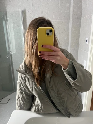 grön quiltad jacka - Quiltad jacka tidigare köpt på stradivarius! Säljer då den är lite liten på mig 