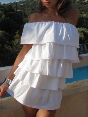 Volang klänning - Säljer en jätte fin vit klänning från Anielle handsydd. Med prislapp kvar