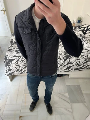 Blå quiltad cardiganjacka med två fickor från Massimo Dutti - Väldigt snygg, marinblå cardigan jacka med två bröstfickor. Jackan är i storleken L och i fint skick 😁 ——————————————————————————                                                      📐| Storlek: L                                                           👖| Märke: Massimo Dutti                                      🔎| Skick: Mycket bra                                            ✍🏻| Skriv om du har några frågor