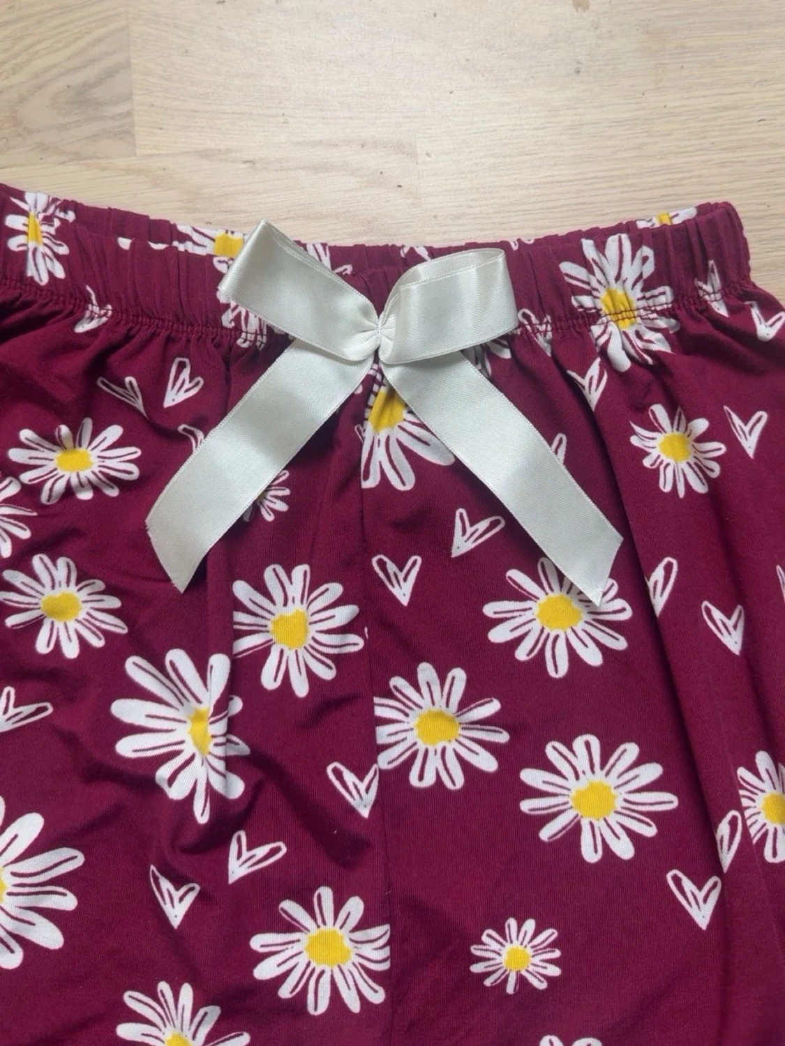 Vinröda pyjamasbyxor med prästkragar - 2