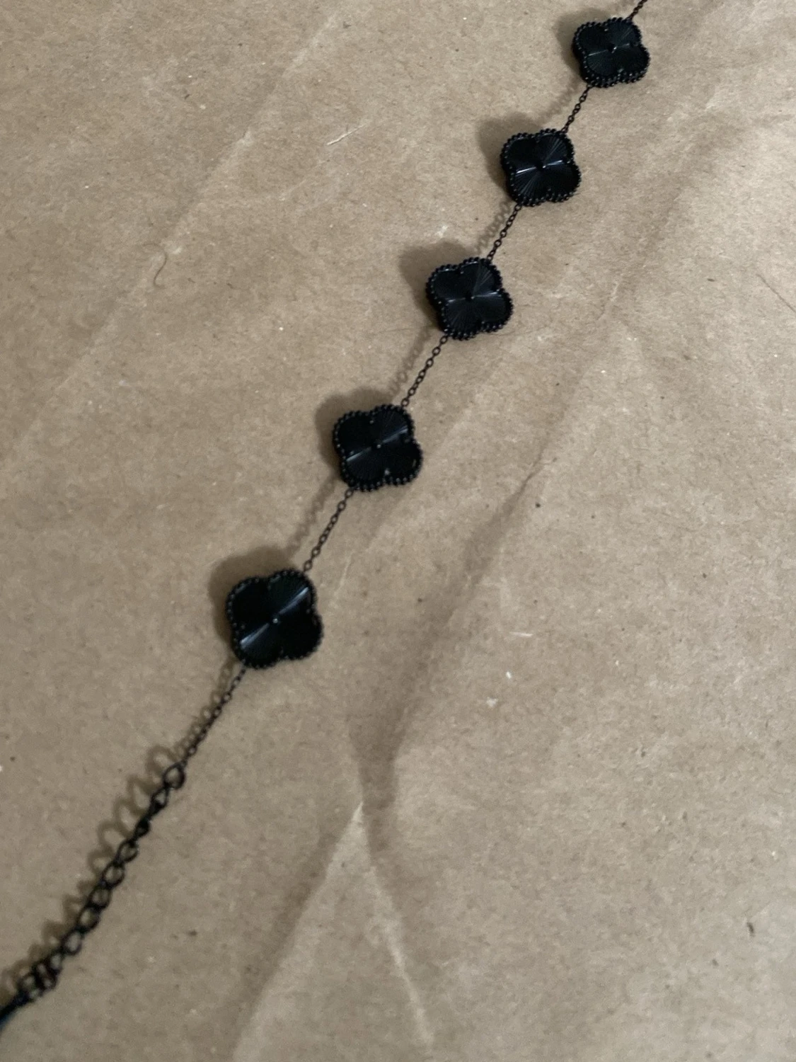Svart armband med fyrklöver