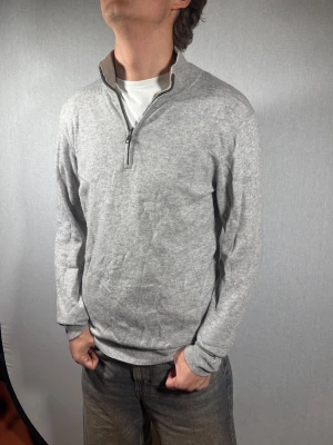 Kashmir Davida halfzip M - Hej och välkommen till byTorén. Detta är en Kashmir halfzip från Davida i storlek S men sitter som M. Modell på bild är ca 182, 67kg. Plagget är i bra skick utan några defekter, dock så finns det några lagade hål. Tveka inte på att höra av dig, även om det skulle vara minsta lilla;)