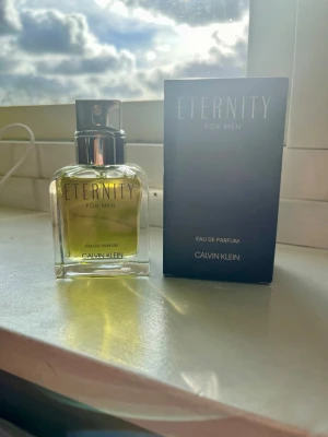 Eternity for Men Eau de Parfum - Eternity for Men Eau de Parfum från Calvin Klein. Medföljer gör en stilren svart kartong. Klassisk och tidlös doft för män.
