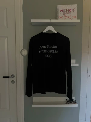 Acne studios longsleeve  - Acne studios svart longsleeve i storlek s!! Har små hål i de större sömmarna o kragen och lite urtvättad !! Inget man ser på långt håll 