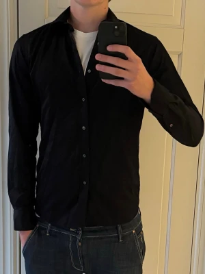 Stenströms Skjorta  - Fet skjorta från Stenströms i Slimline storlek 38! Stilren skjorta i svart färg och mycket skönt material. 