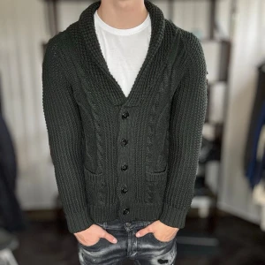 Stickad cardigan - Mycket fint skick, inga defekter. Modellen är 185 cm, 75 kg. Alltid billigare pris vid köp av flera varor‼️🙌Svarar alltid på frågor eller funderingar! 500+ recensioner med 5/5 🤝