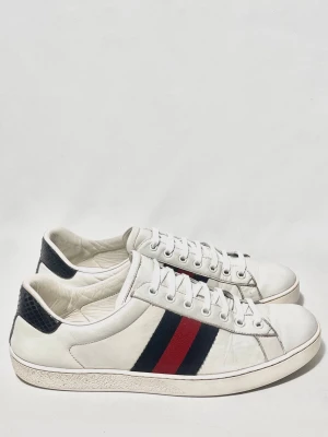 Gucci Ace sneakers  - Riktigt feta och stilrena Gucci Ace sneakers! Fint skick, 1 liten defekt på sista bild. Us 9,5 sitter som. 42/43. Kontakta mig för fler frågor och funderingar!