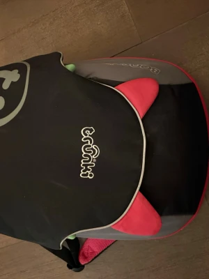 Bilbarnstol Trunki - Säljer en Trunki BoostApak bilbarnstol som är jätte lämplig för resor då den även har utrymme för att lägga saker i vilket rymmer 8 l. Köptes för 699kr och endast används i två månader.